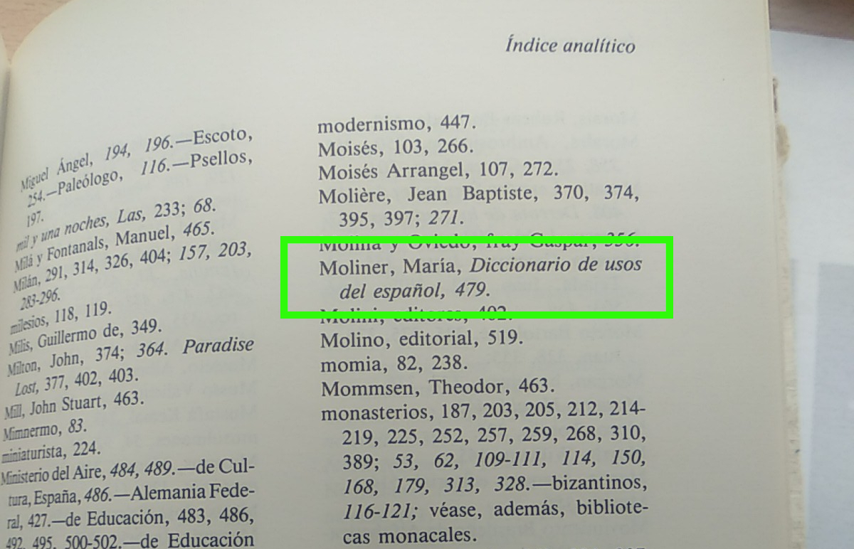 Se ve el índice de nombres del libro. Justo la parte donde se nombra a María Moliner