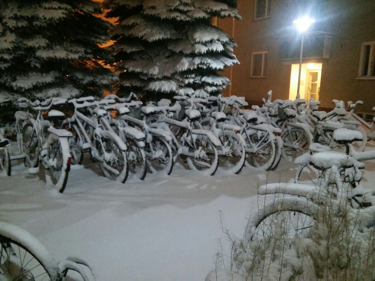 Mi bici de la primera estancia en Finlandia, un día de nieve. Se ven más bicis aparcadas