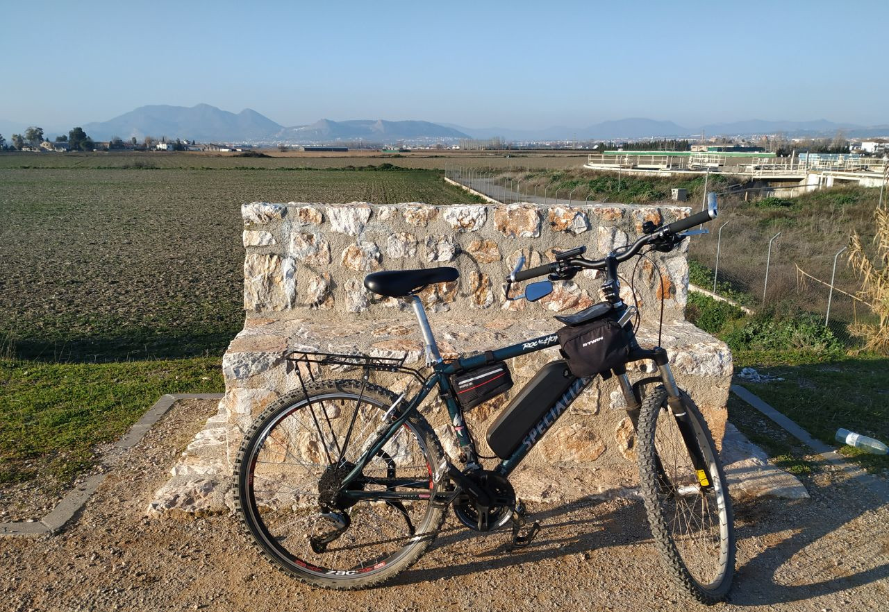 Es mi bici Specialized de toda la vida, con motor. Es una foto hecha en Granada, por la vega. 